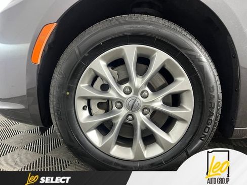 Used 2023 Chrysler Pacifica Touring-L AWD/4WD image 29