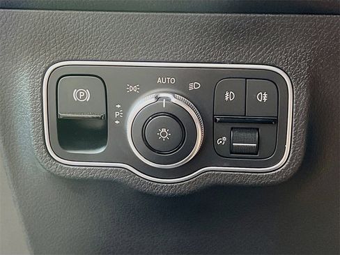 Used 2024 Mercedes-Benz GLB 250 image 11