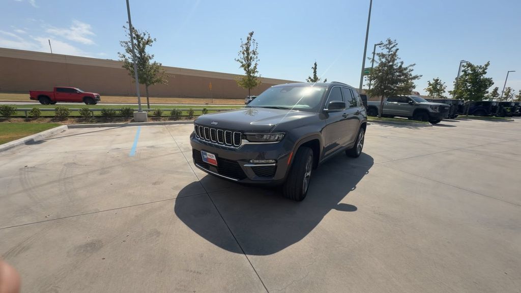 Used 2025 Jeep Grand Cherokee Limited RWD image 2