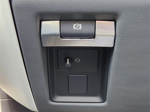 New 2024 Land Rover Defender 110 SE image 21