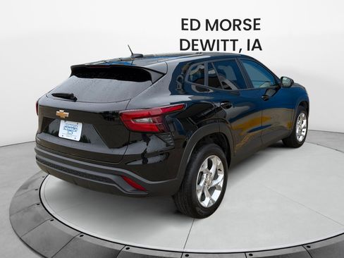 Used 2025 Chevrolet Trax LS w/ LS Convenience Package FWD image 5