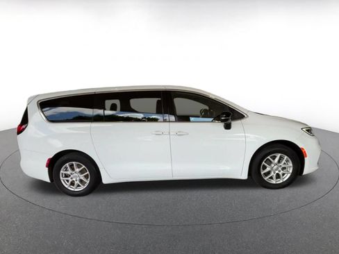 Used 2025 Chrysler Pacifica Select FWD image 13