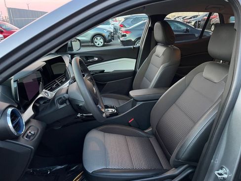 Used 2025 Chevrolet Trax LT image 34