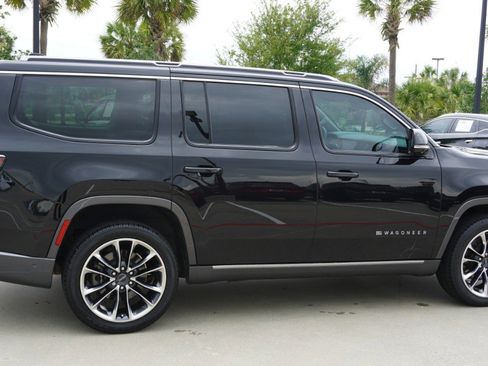 Used 2022 Jeep Wagoneer Series III w/ Premium Group I image 4