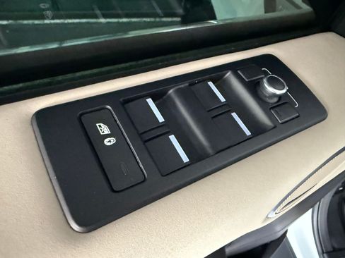 Used 2018 Land Rover Discovery HSE AWD/4WD image 24