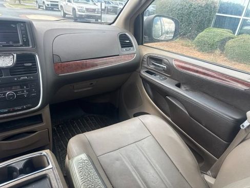 Used 2013 Chrysler Town & Country Touring FWD image 21