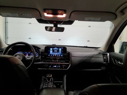 Used 2025 Nissan Pathfinder SL AWD/4WD image 26