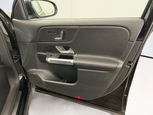 Used 2025 Mercedes-Benz GLB 250 GLB 250 image 34