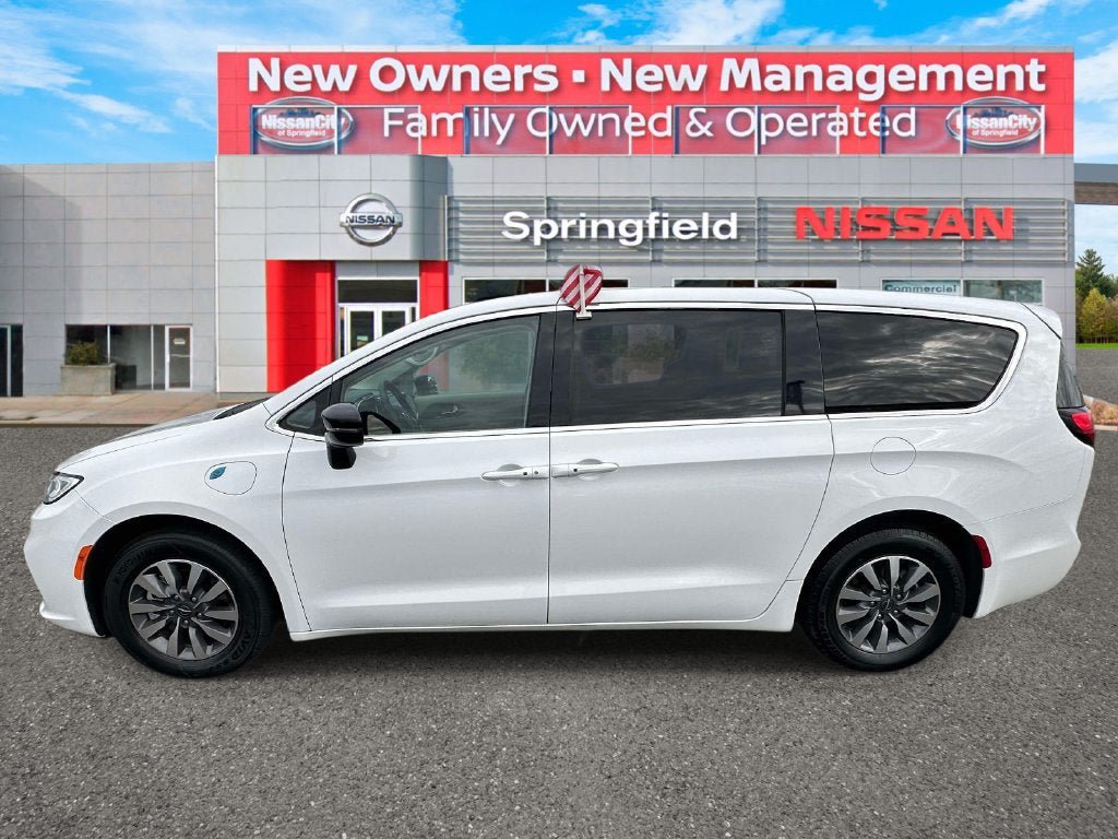 Used 2024 Chrysler Pacifica Limited FWD image 6