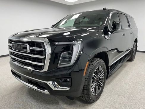 Used 2025 GMC Yukon XL Elevation w/ Elevation Premium Package AWD/4WD image 4