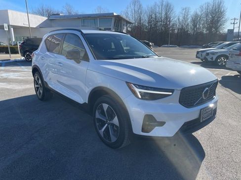 Used 2026 Volvo XC40 B5 Plus w/ Climate Package image 5