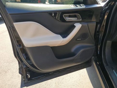 Used 2019 Jaguar F-PACE Premium image 17