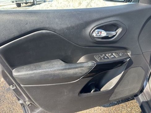 Used 2020 Jeep Cherokee Latitude Plus AWD/4WD image 19