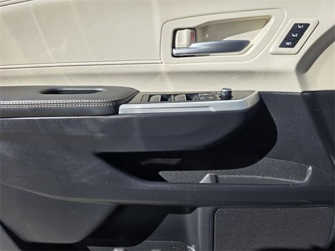 Used 2025 Toyota Sienna Platinum image 18