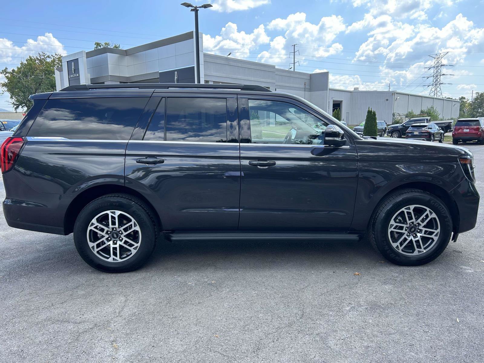 Used 2025 Ford Expedition Active RWD image 2