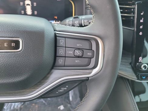 Used 2023 Jeep Wagoneer L Series III w/ Preferred Equipment Group image 19