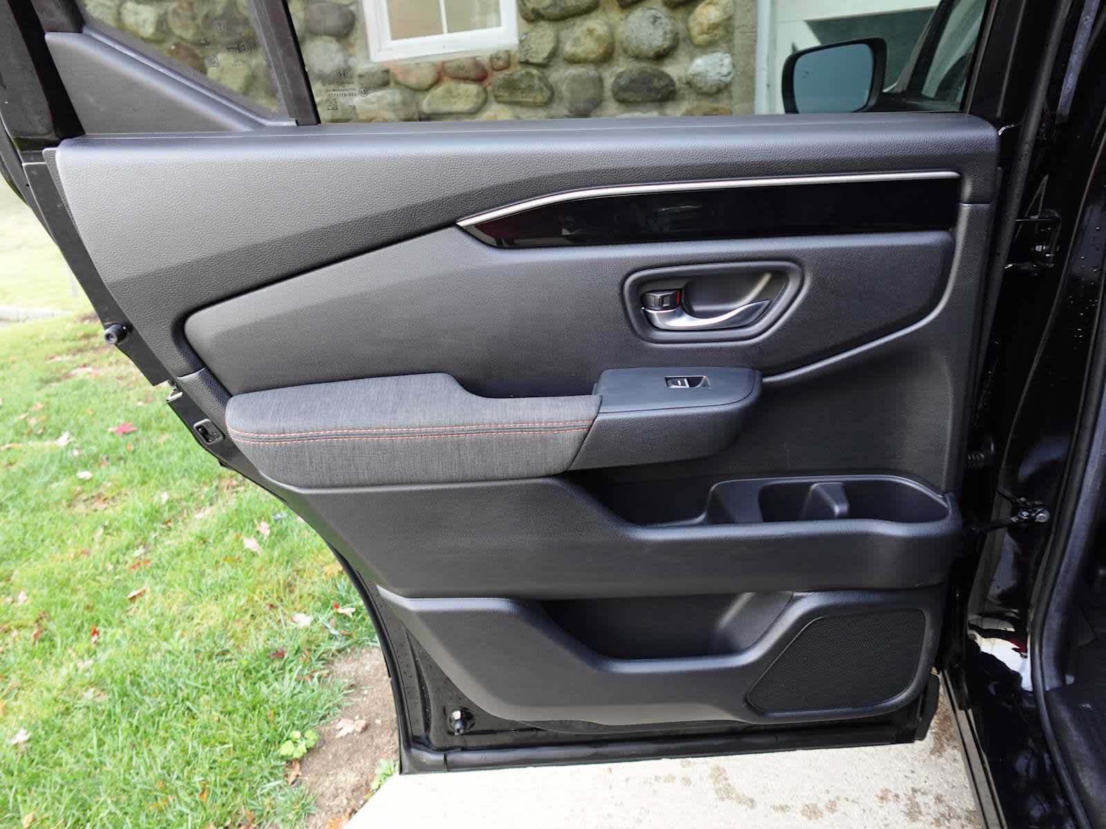 Used 2025 Honda Pilot Sport image 23