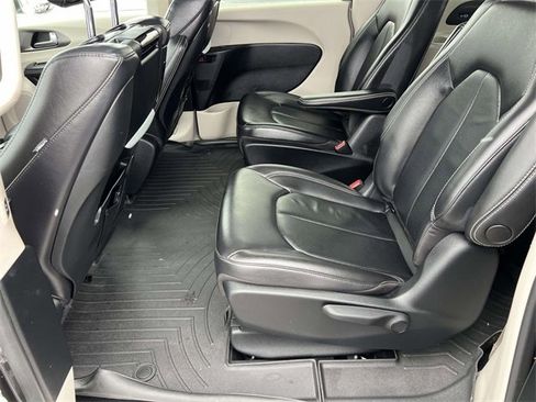 Used 2022 Chrysler Pacifica Touring-L w/ Uconnect Theater Family Group image 26