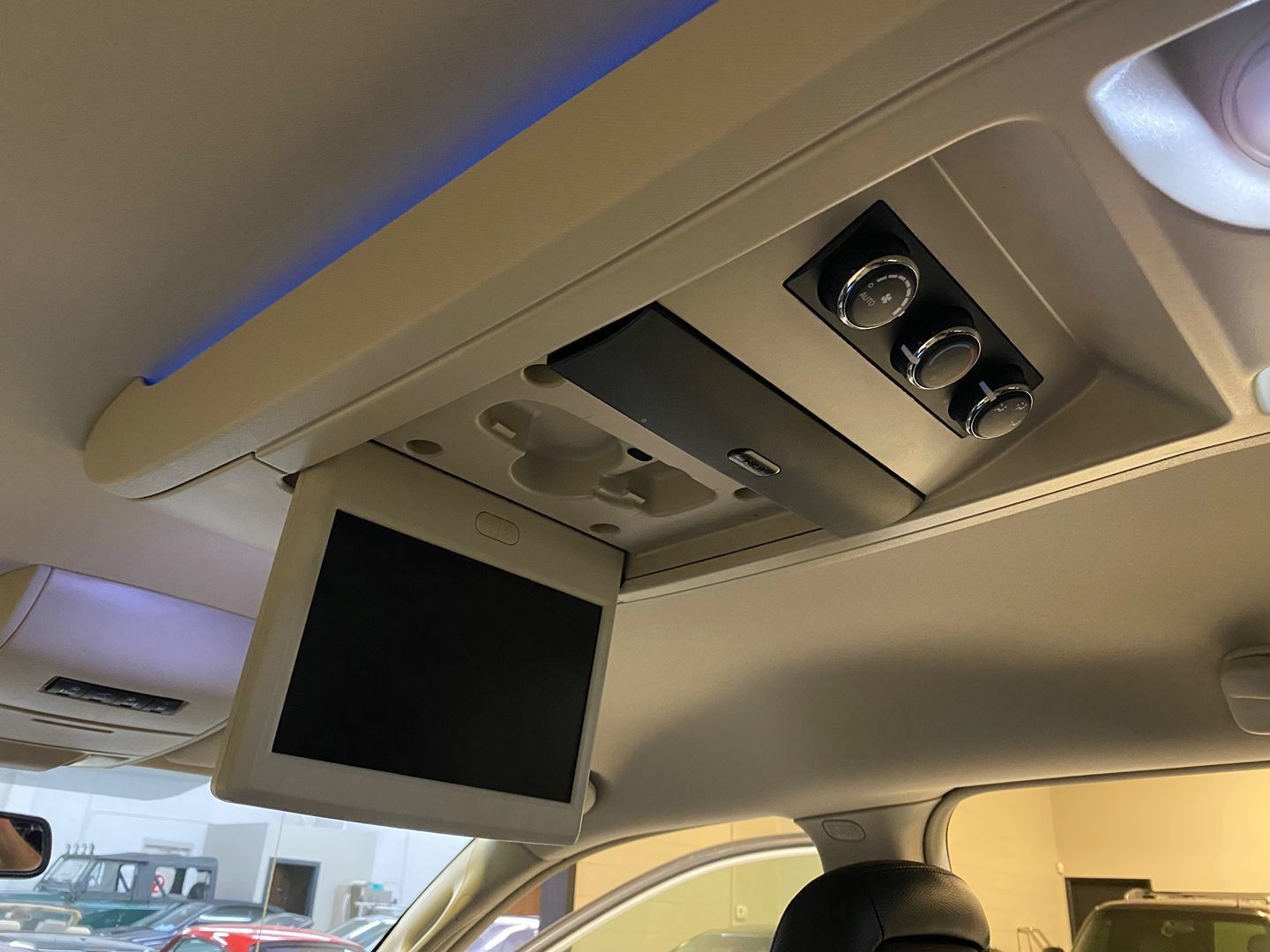 Used 2016 Chrysler Town & Country Touring FWD image 25
