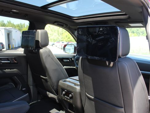 New 2026 Chevrolet Suburban Premier AWD/4WD image 17