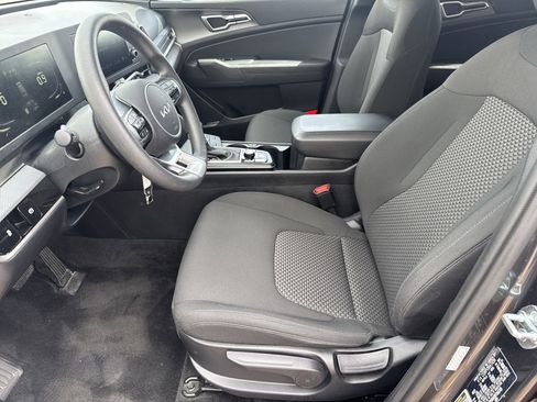 Used 2023 Kia Sportage LX image 5
