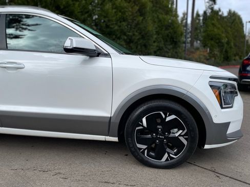 Used 2023 Kia Niro Wave w/ Wave Preserve Package image 3
