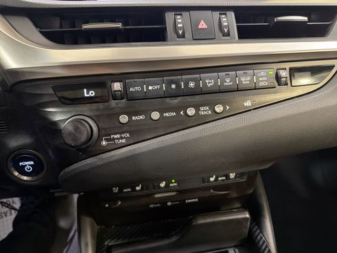 Used 2020 Lexus ES 300h w/ Premium Package image 20