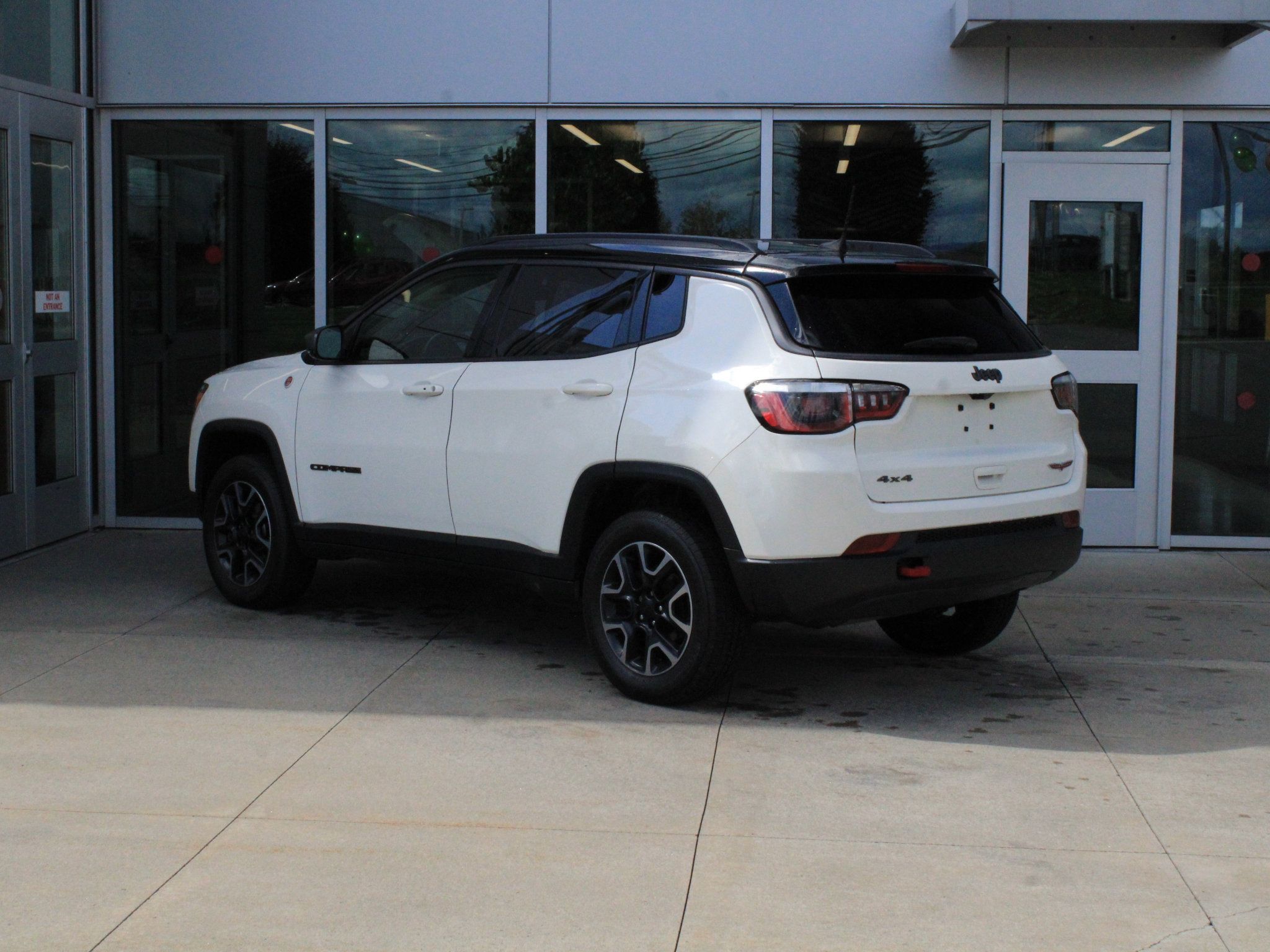 Used 2018 Jeep Compass Trailhawk w/ Cold Weather Group AWD/4WD image 8