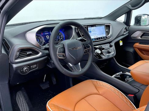 New 2026 Chrysler Pacifica Pinnacle image 4