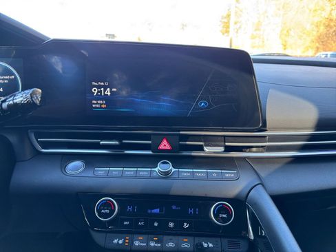 Used 2025 Hyundai Elantra Limited image 21