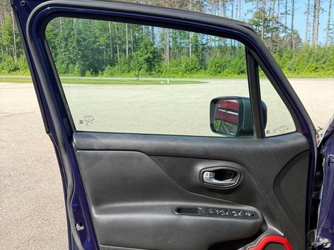 Used 2017 Jeep Renegade Trailhawk w/ Premium Trailhawk Package image 11