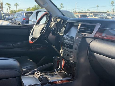 Used 2015 Lexus LX 570 4WD w/ Luxury Package image 28