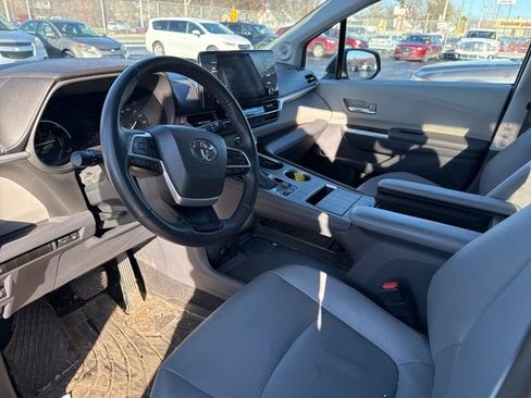 Certified 2023 Toyota Sienna XLE image 8