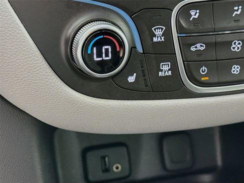 Used 2018 Chevrolet Equinox LT image 16