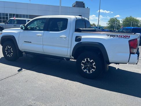 Used 2017 Toyota Tacoma TRD Off-Road AWD/4WD image 11