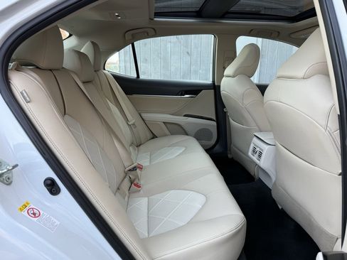 Used 2018 Toyota Camry XLE image 19