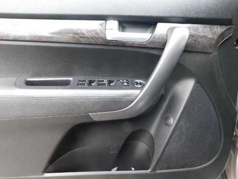 Used 2014 Kia Sorento LX image 11