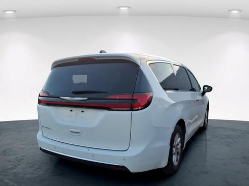 Used 2024 Chrysler Pacifica Touring-L FWD image 14