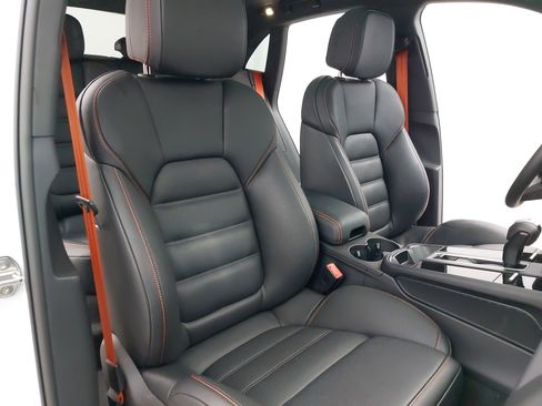 Used 2025 Porsche Macan S image 12