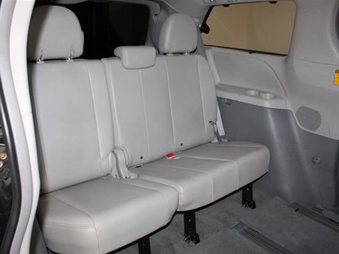 Used 2014 Toyota Sienna XLE AWD/4WD image 30