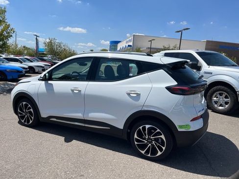 Used 2023 Chevrolet Bolt EUV Premier w/ Sun & Sound Package FWD image 4