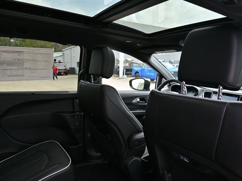 New 2026 Chrysler Pacifica Limited image 24