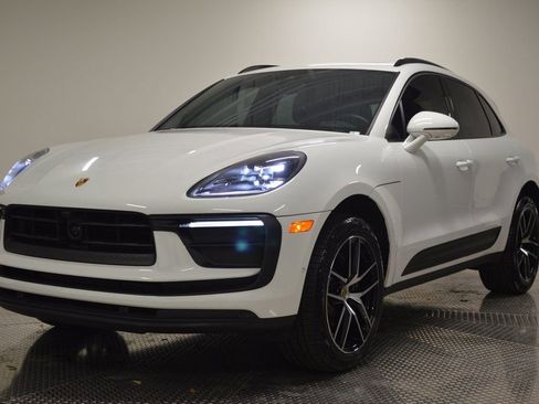 Certified 2022 Porsche Macan image 1