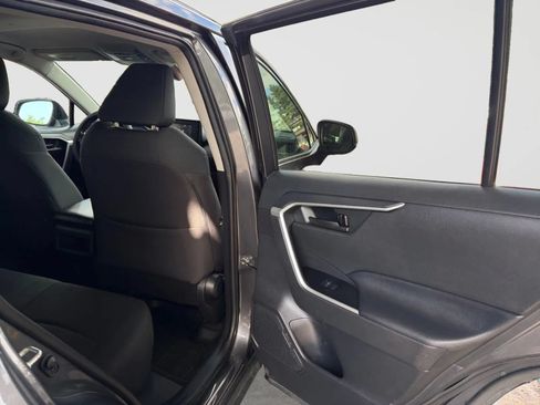 Used 2021 Toyota RAV4 LE AWD/4WD image 17