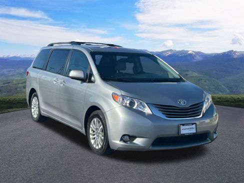Used 2016 Toyota Sienna XLE FWD image 8