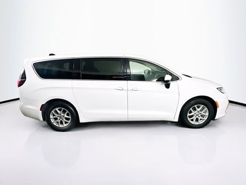 Used 2023 Chrysler Pacifica Touring-L FWD image 10