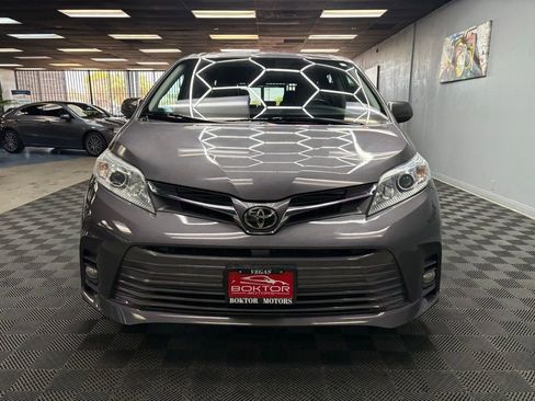 Used 2019 Toyota Sienna XLE w/ XLE Navigation Package FWD image 4