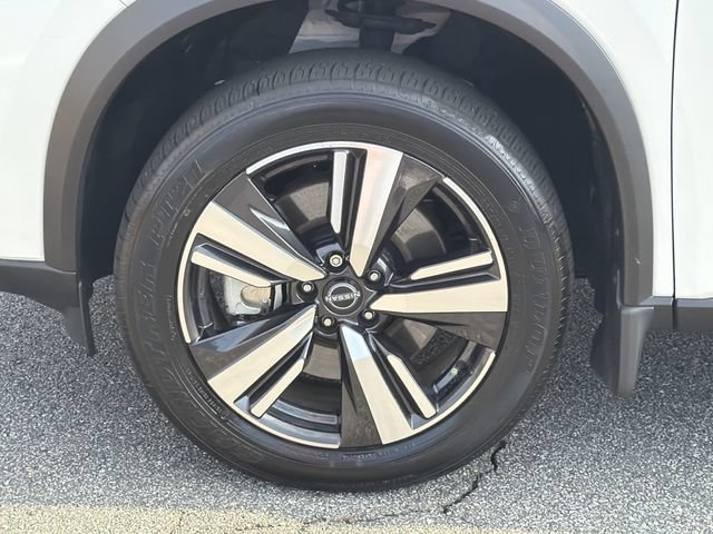 Certified 2025 Nissan Rogue SL w/ Tech Package FWD image 13