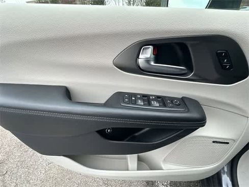 Used 2019 Chrysler Pacifica Limited w/ Advanced Safetytec Group image 20