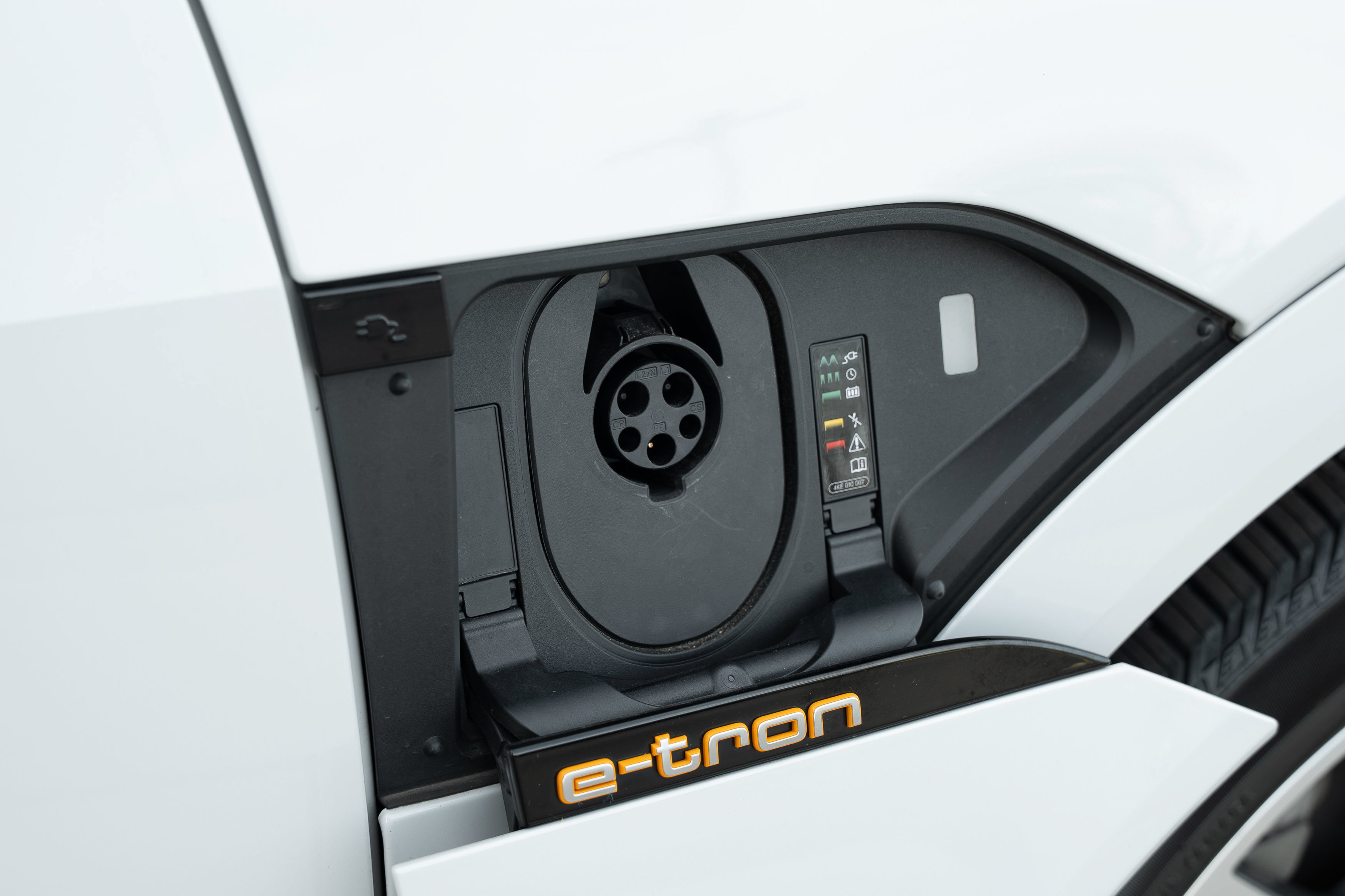 Certified 2023 Audi e-tron Premium Plus w/ Premium Plus Package AWD/4WD image 37